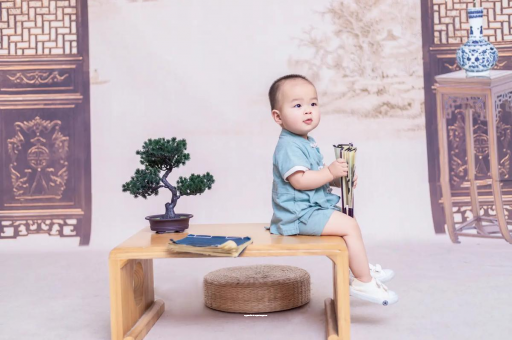 任丘女宝宝换尿布